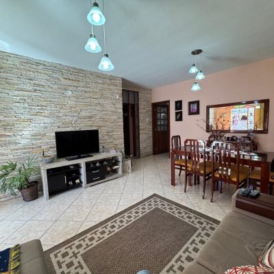 Casa Residencial com 235m², 3 quartos, 1 suíte, 2 garagens, no bairro Rio Tavares em Florianópolis