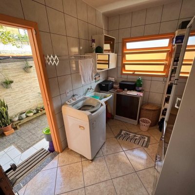 Casa Residencial com 235m², 3 quartos, 1 suíte, 2 garagens, no bairro Rio Tavares em Florianópolis