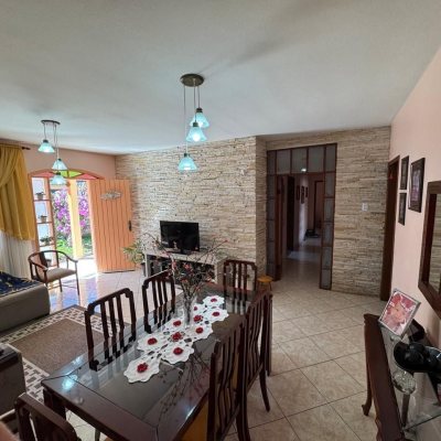 Casa Residencial com 235m², 3 quartos, 1 suíte, 2 garagens, no bairro Rio Tavares em Florianópolis