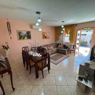 Casa Residencial com 235m², 3 quartos, 1 suíte, 2 garagens, no bairro Rio Tavares em Florianópolis