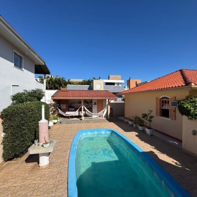Casa Residencial com 235m², 3 quartos, 1 suíte, 2 garagens, no bairro Rio Tavares em Florianópolis