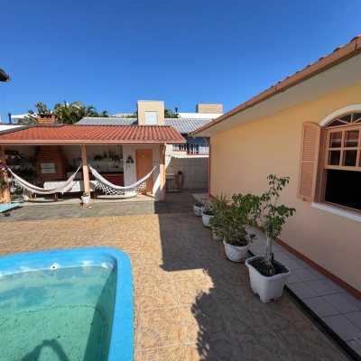 Casa Residencial com 235m², 3 quartos, 1 suíte, 2 garagens, no bairro Rio Tavares em Florianópolis