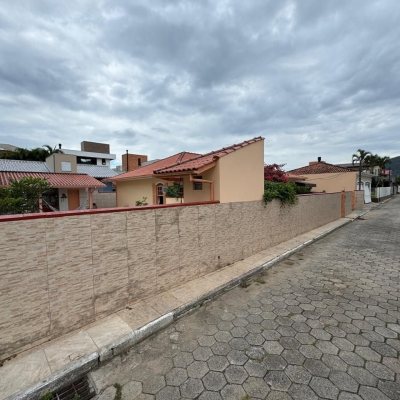 Casa Residencial com 235m², 3 quartos, 1 suíte, 2 garagens, no bairro Rio Tavares em Florianópolis