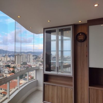 Cobertura com 129m², 3 quartos, 3 suítes, 2 garagens, no bairro Estreito em Florianópolis
