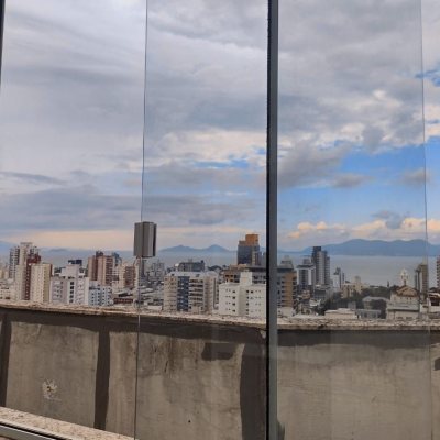 Cobertura com 129m², 3 quartos, 3 suítes, 2 garagens, no bairro Estreito em Florianópolis