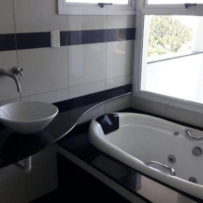 Casa Residencial com 530m², 4 quartos, 2 suítes, 2 garagens, no bairro João Paulo em Florianópolis