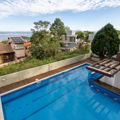 Casa Residencial com 530m², 4 quartos, 2 suítes, 2 garagens, no bairro João Paulo em Florianópolis