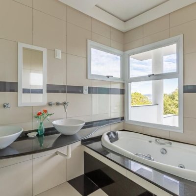 Casa Residencial com 530m², 4 quartos, 2 suítes, 2 garagens, no bairro João Paulo em Florianópolis