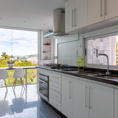 Casa Residencial com 530m², 4 quartos, 2 suítes, 2 garagens, no bairro João Paulo em Florianópolis