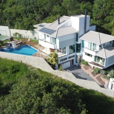 Casa Residencial com 530m², 4 quartos, 2 suítes, 2 garagens, no bairro João Paulo em Florianópolis