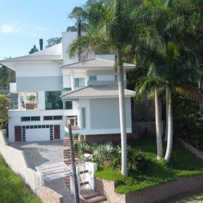 Casa Residencial com 530m², 4 quartos, 2 suítes, 2 garagens, no bairro João Paulo em Florianópolis