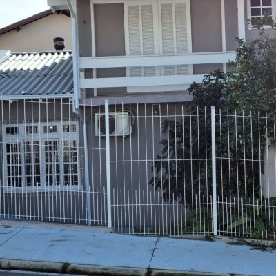 Casa Residencial com 288m², 4 quartos, 2 suítes, 4 garagens, no bairro Coloninha em Florianópolis