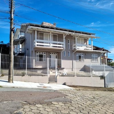 Casa Residencial com 288m², 4 quartos, 2 suítes, 4 garagens, no bairro Coloninha em Florianópolis