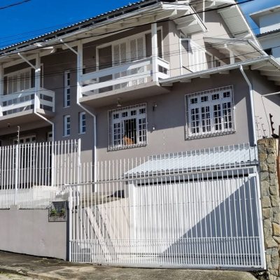 Casa Residencial com 288m², 4 quartos, 2 suítes, 4 garagens, no bairro Coloninha em Florianópolis