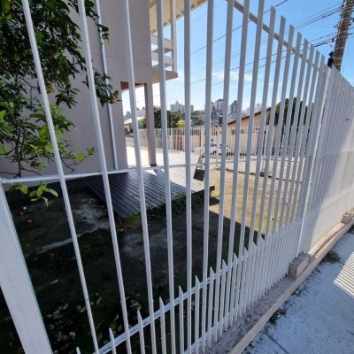 Casa Residencial com 288m², 4 quartos, 2 suítes, 4 garagens, no bairro Coloninha em Florianópolis