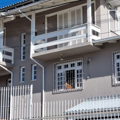 Casa Residencial com 288m², 4 quartos, 2 suítes, 4 garagens, no bairro Coloninha em Florianópolis