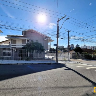 Casa Residencial com 288m², 4 quartos, 2 suítes, 4 garagens, no bairro Coloninha em Florianópolis