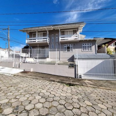 Casa Residencial com 288m², 4 quartos, 2 suítes, 4 garagens, no bairro Coloninha em Florianópolis
