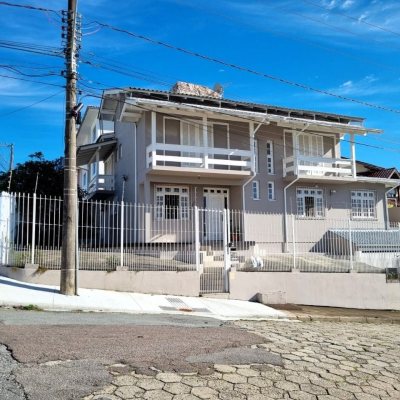 Casa Residencial com 288m², 4 quartos, 2 suítes, 4 garagens, no bairro Coloninha em Florianópolis
