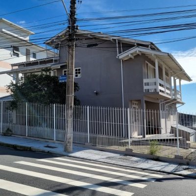 Casa Residencial com 288m², 4 quartos, 2 suítes, 4 garagens, no bairro Coloninha em Florianópolis