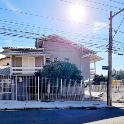Casa Residencial com 288m², 4 quartos, 2 suítes, 4 garagens, no bairro Coloninha em Florianópolis