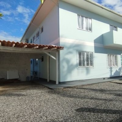 Casa Residencial com 312m², 6 quartos, 4 garagens, no bairro Carianos em Florianópolis