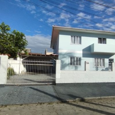 Casa Residencial com 312m², 6 quartos, 4 garagens, no bairro Carianos em Florianópolis