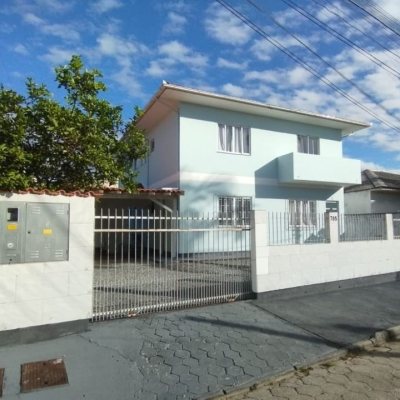 Casa Residencial com 312m², 6 quartos, 4 garagens, no bairro Carianos em Florianópolis