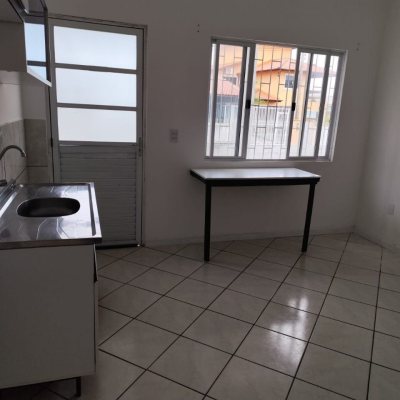 Casa Residencial com 312m², 6 quartos, 4 garagens, no bairro Carianos em Florianópolis