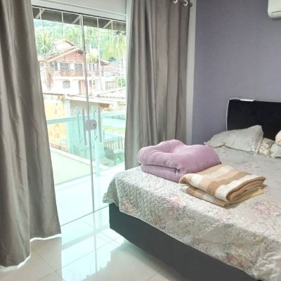 Casa Residencial com 147m², 4 quartos, 1 suíte, 4 garagens, no bairro São Sebastião em Palhoça