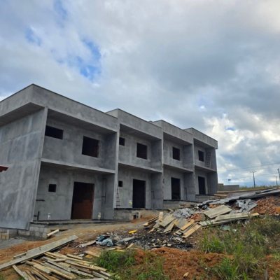 Sobrado Residencial com 110m², 2 quartos, 2 suítes, 1 garagem, no bairro Forquilhas em São José