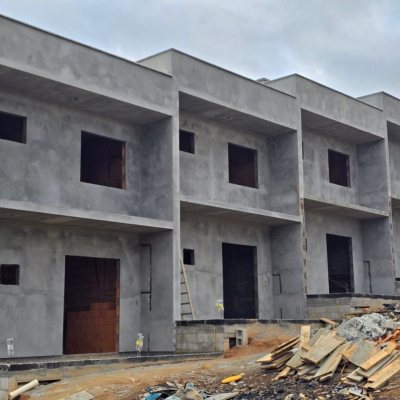 Sobrado Residencial com 110m², 2 quartos, 2 suítes, 1 garagem, no bairro Forquilhas em São José