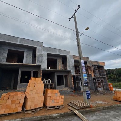 Sobrado Residencial com 110m², 2 quartos, 2 suítes, 1 garagem, no bairro Forquilhas em São José