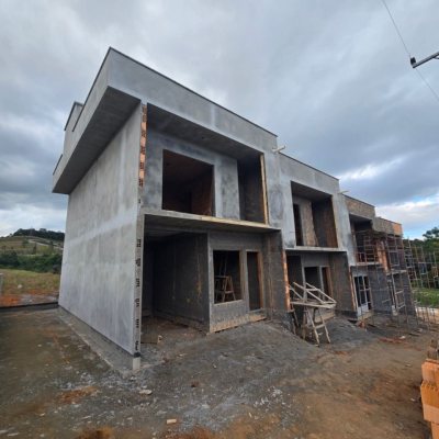 Sobrado Residencial com 110m², 2 quartos, 2 suítes, 1 garagem, no bairro Forquilhas em São José