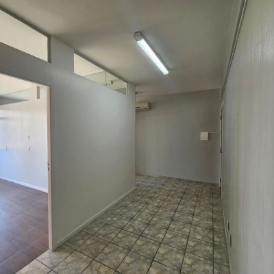 Sala com 40m², 1 garagem, no bairro Estreito em Florianópolis