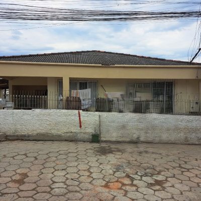Casa Residencial com 127m², 3 quartos, 2 garagens, no bairro Monte Cristo em Florianópolis