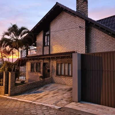 Casa Residencial com 278m², 3 quartos, 1 suíte, 2 garagens, no bairro Saco Dos Limões em Florianópolis