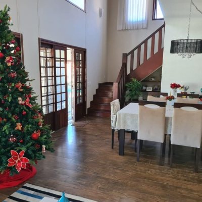 Casa Residencial com 278m², 3 quartos, 1 suíte, 2 garagens, no bairro Saco Dos Limões em Florianópolis