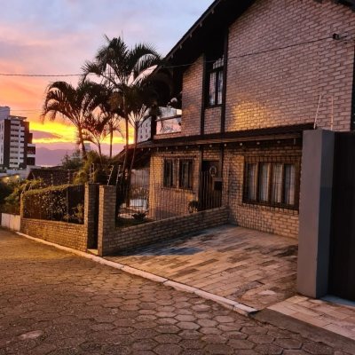 Casa Residencial com 278m², 3 quartos, 1 suíte, 2 garagens, no bairro Saco Dos Limões em Florianópolis