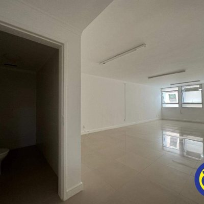 Sala com 47m², no bairro Centro em Florianópolis