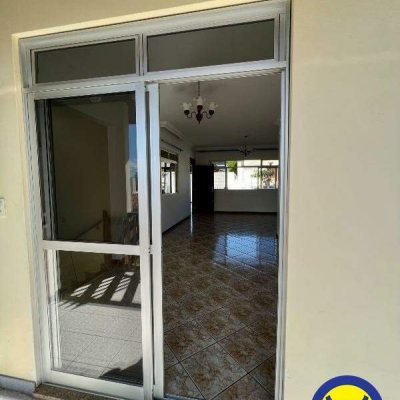 Casa Residencial com 239m², 4 quartos, 2 suítes, 2 garagens, no bairro Jardim Atlântico em Florianópolis