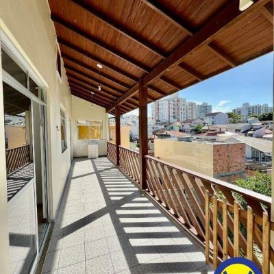 Casa Residencial com 239m², 4 quartos, 2 suítes, 2 garagens, no bairro Jardim Atlântico em Florianópolis