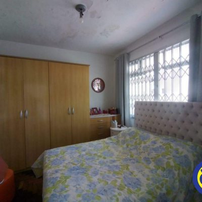 Casa Residencial com 330m², 5 quartos, 2 garagens, no bairro Balneário em Florianópolis