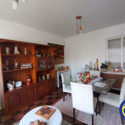 Casa Residencial com 330m², 5 quartos, 2 garagens, no bairro Balneário em Florianópolis