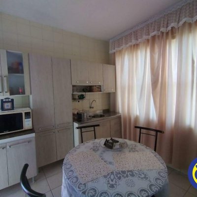 Casa Residencial com 330m², 5 quartos, 2 garagens, no bairro Balneário em Florianópolis