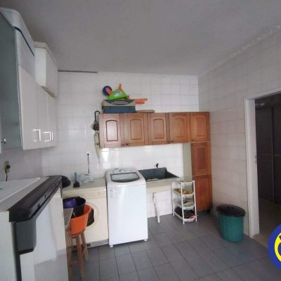 Casa Residencial com 330m², 5 quartos, 2 garagens, no bairro Balneário em Florianópolis