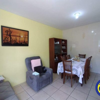 Casa Residencial com 330m², 5 quartos, 2 garagens, no bairro Balneário em Florianópolis