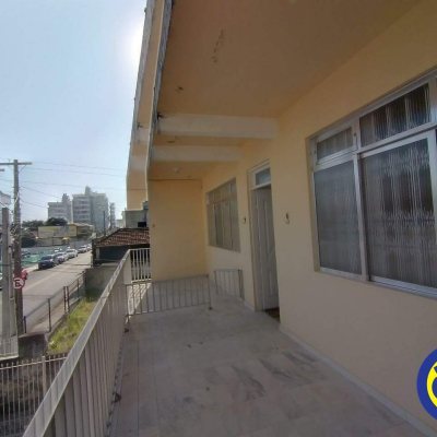 Casa Residencial com 330m², 5 quartos, 2 garagens, no bairro Balneário em Florianópolis