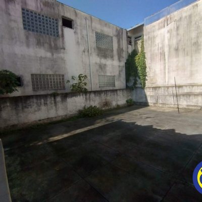 Casa Residencial com 330m², 5 quartos, 2 garagens, no bairro Balneário em Florianópolis