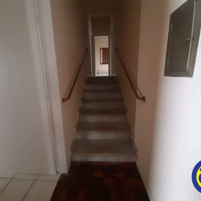 Casa Residencial com 185m², 4 quartos, 2 garagens, no bairro Agronômica em Florianópolis